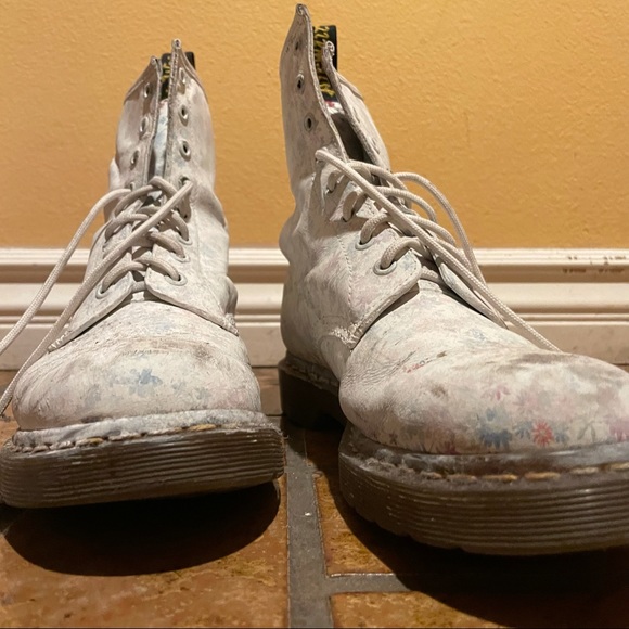 Dr.Martens Painted White Floral Delaney ankle boot - Picture 1 of 8